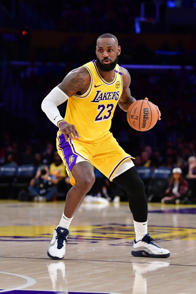 名记:詹姆斯还没说他的最后一季在何时 但这不会超过未来两年